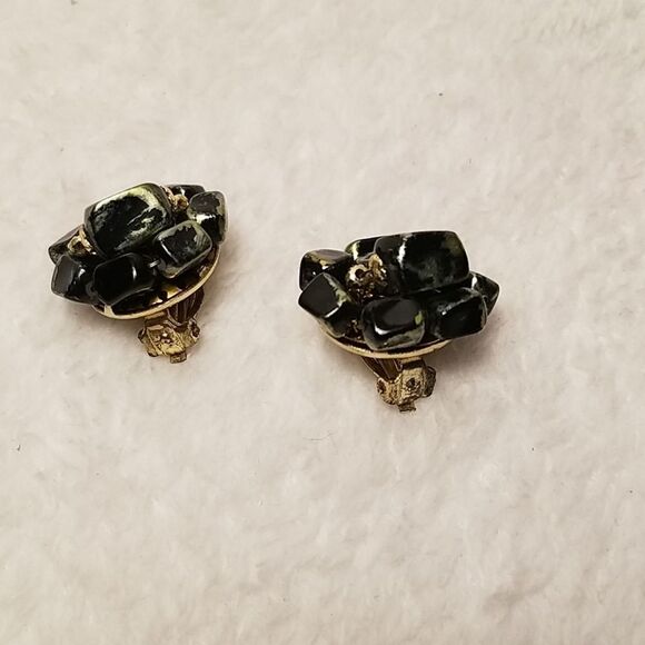 Vintage Clip On Earrings - Picture 2 of 3